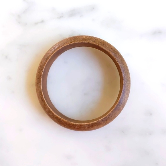 NWOT. Vintage 0.75" Wide Tan Wooden Bangle Bracelet. - Picture 2 of 2